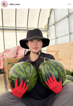 【画像】農家の娘グラドル、大きなスイカ２つ…最新ショットに「デカイ」「かわいいです」の声