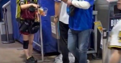 【動画】野球ファンおぢ、ビール売り子の売上貢献の為ビールを買って即捨てるwwwwww