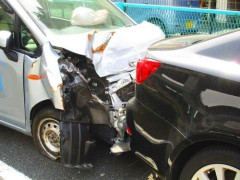 【悲報】納車1カ月なのに突っ込んできたガキのハイエースに破壊されてしまうワイ・・・・・・・・・