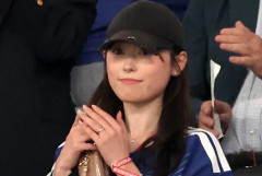 【まいんちゃん】福原遥、日本代表戦に来場！　スタンドから夫・久保建英に声援送る　左手に指輪キラリ&久保の20番ユニ姿