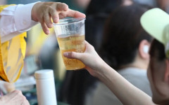 【動画】おっさん、球場のビール売り子から買ったビールをそのまま捨てまくる