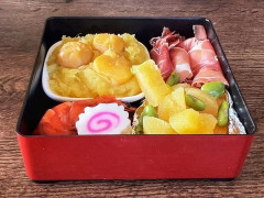 外国人「新年の伝統は心を温める」SatoshiとShinichiがおせちを楽しんでる
