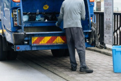 「ごみ収集車に顔を挟まれた」段ボールを回収していた作業員が機械に巻き込まれ死亡