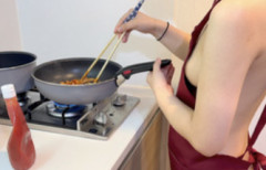 【悲報】女性YouTuberさん、お肌を出しながら料理した結果「こう」なる