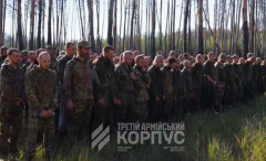 ウクライナが大胆な反転攻勢作戦、ロシア兵250人あまり投降…前線背後にロボット投下、「トロイの木馬」も！