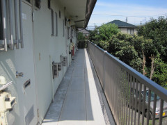 隣の部屋に綺麗なお姉さんが住んでいたのでドキドキする毎日だった。しかしある日、お姉さんの部屋から男の怒鳴り声が響いてきた！　→　ベランダから突入した結果…,,