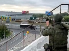 【動画】モスクワの街中でマンパッズをぶっ放してドローンを撃墜するロシア兵。