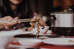 彼女「悪いけど別れよう」俺「なんで！？」彼女「（俺）のお箸の持ちかたが正しかったから」俺「！？」,,