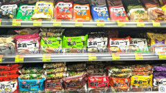 【出前一丁】 グリーンカレー味？ 香港に《世界最多》20種以上の現地フレーバー…なぜ日本の麺が“国民食”になったのか