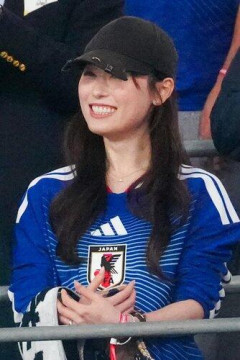 【朗報】福原遥さんが来た！夫・久保建英さんをスタンドから応援、結婚発表後初の試合を観戦ｗｗｗｗｗｗｗｗｗｗ