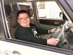 【朗報】ダウン症の男性さん「免許を取れてうれしい、車で広島カープの応援に行きたい」・・・・・・・・・