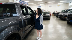 【画像】ではここで、アメリカで一番安いクルマ（400万円）をご覧ください‥‥十分おじさん「パワーウィンドウ？手回しで十分」