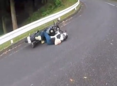 【動画】ちょっとワロタ。家族ツーリングで立ちごけが連鎖してしまう。