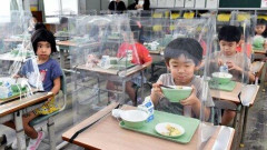 【悲報】小学校A「食事中の私語禁止！給食は黙って命に感謝して食べろ」小学校B「食事中私語OK」