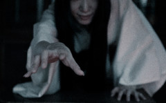 夜寝てたら金縛りにあった。目を開けると枕元にしゃがむようにして私を睨んでる幽霊が... 幽霊「何よアレ…外してよ」→ 指さした方向を見ると…