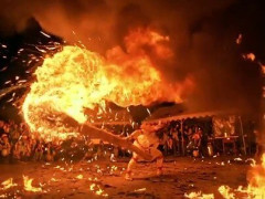 火のついた背丈ほどの束を振り回す長野の火祭り、炎が画面いっぱいに広がる「祭りじゃない、でかいクモが出ただけだ」【海外の反応】
