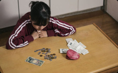 友人の給料手取り16万。奥さんは2000円の靴を買うのにも勇気がいるらしい…
