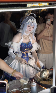 【悲報】中国で美少女コスプレ屋台が流行り出してしまう・・・