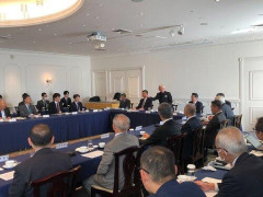 【悲報】JRA馬主会の最高幹部会議、セレブたちの密室で「お前、表に出え！」の怒号が飛ぶ