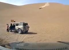 【動画】砂丘で大回転したオフロード車の中の人が亡くなった事故。
