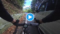 【動画】道を塞ぐロードバイクにイライラが限界突破してしまうドライバー…道路の通行マナーを巡りネット上で大激論に！