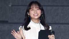 「いや､子どもかよ笑」 影山優佳、日本代表戦の実況席で椅子3段重ね 「調整の方法それしかないんかよ」