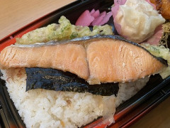 【朗報】日本の心、鮭弁当が技術力でとんでもないバージョンアップwwwww