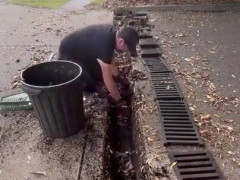 落ち葉で上まで埋まった排水溝、格子のふたを外して中身を全部かき出す早回し映像「手入れは難しくない、思い出すのが難しい」【海外の反応】