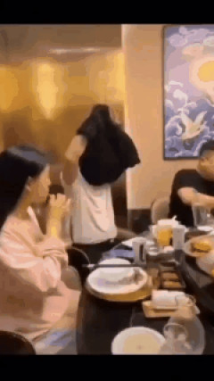 【画像】まんさん、上着を脱いだ勢いでついポロリしてしまうwwwwwwwwww