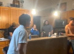 【動画】背中はマズい。リビングでスタントに挑戦した少年が(ﾟoﾟ)