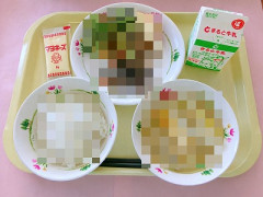 中年男性「小学校の給食はこれくらいはあったほうがよくないか？🤔」→栄養士にボロクソに叩かれるwwwwwwwwwwwwwwwwwwwwwwwwwwwwwww