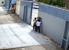 【動画】門扉を閉めるだけの作業が死亡事故に。