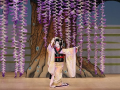 外国人「本物の美しさだ」国立劇場が『藤娘』の華麗な舞踊を披露してる