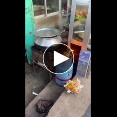 【悲報】インド人さん、燃え盛るガスボンベを汚い川に投げ捨ててしまうｗｗｗｗｗｗｗｗｗｗ