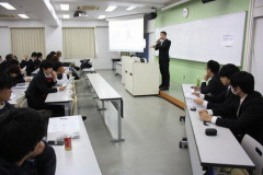 【悲報】大学、場面緘黙の学生が卒業研究発表で発言出来なかったため留年にさせてしまう