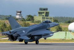 中国が必死に反対する中、新型戦闘機「F-16V」が遂に到着！困難を乗り越えて最初の2機が納入、総勢200機超の防空大部隊へ！！！