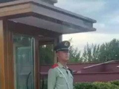 この任務はきつすぎる！ １人の警官が直立不動で見張りに立っていた → ものすごい忍耐力です…
