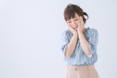 女友達３人で飲んでたら先輩が偶然現れてうちらのテーブルで飲みまくる。→先輩「あのテーブルの女の子２人分は俺につけて」友達「もうかっちゃったね！」なんか…違くない？