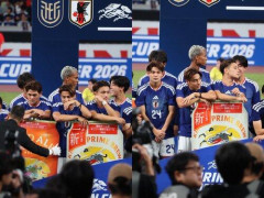 【悲報】佐野海舟さん、スポンサー賞品を剥がされてしまう…【サッカー日本代表】