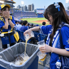 《売り子の目の前で何度もビール廃棄》横浜スタジアムで目撃された“信じられない光景” 球場“推し活”の闇   #野球 |  ビールの売り子を女がするのをやめればいい
