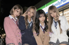 【朗報】JK「ファミマ３つ買ってくれたら4Pするよ？」→