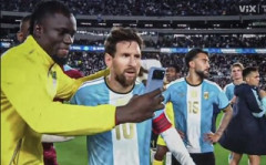 外国人「ロナウドなら大炎上だ」メッシ、アルゼンチン代表引退戦での振る舞いに批判！擁護の声も！【海外の反応】
