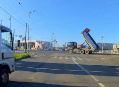 【動画】岩見沢で電線に引っかかって横転してしまうダンプカーが撮影される。