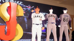 【画像】侍JAPANのユニフォーム、モデルや背景がダサすぎて炎上ｗｗｗｗｗ