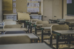 俺「（名門校）を受験します」担任「アンタが受かるわけないじゃんwお金の無駄ｗ受かったら窓から飛び降りるわw」　→　しかし俺はその学校に合格 …　俺「せんせー、俺が受かったら窓から飛び降りるんでしょ？」なんと担任は…,,