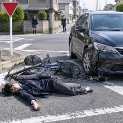 自転車と乗用車が交差点で衝突 男子高校生が意識不明の重体 自転車側には一時停止の標識   |  対向車のレーン逸脱とは違い