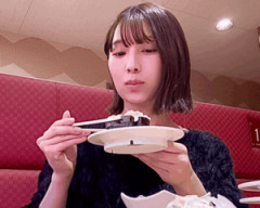 【画像】寿司を頬張る美女が話題に！至福の表情がたまらん…
