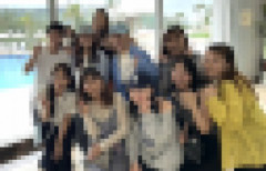 【画像】J( 'ｰ`)し「男子校に通う息子よ。11人の女子との旅行を組んであげたからこれで学びたまえ。」