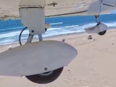 小型機がハンティントンビーチの砂浜に緊急着陸、翼の下のカメラ映像に「ビーチの場所取りでここまでやるか」【海外の反応】