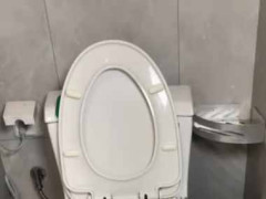 人間用のトイレを使うネコはたまにいる。うんしょ うんしょ♪ → うちの犬もこうします…